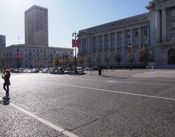 Girl playing the flute in front of San Francisco City Hall (photo)