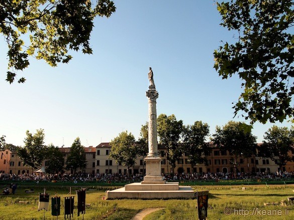 Palio di Ferrara - Column in Piazza Ariostea