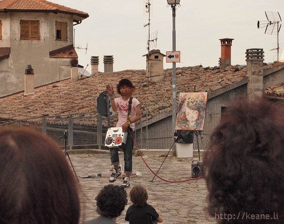 Artisti in Piazza - Yukinko Akira rocks out while painting