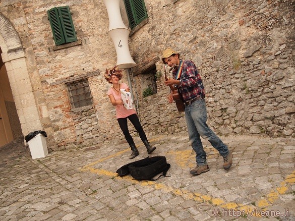 Artisti in Piazza - Bluegrass duo performing in the Pennabilli streets