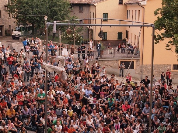 Artisti in Piazza - Dare d'Art performs comedy acrobatics