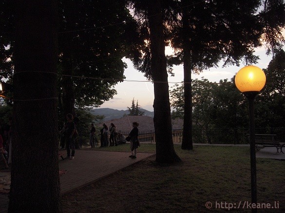 Artisti in Piazza - Lanterns and looming nightfall in Pennabilli